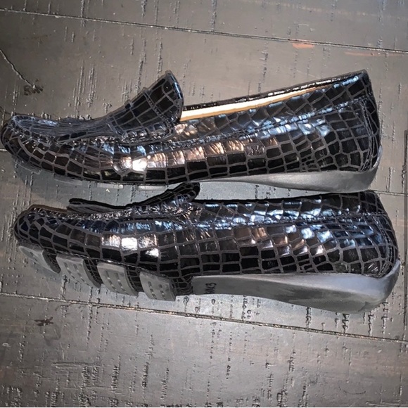 Excellent Preowned Condition Vanlei Loafers Size 6.5. - Picture 2 of 7